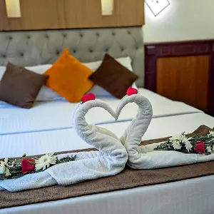Botel Grand Houseboat Kumarakom